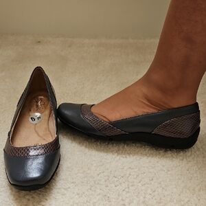 Stylish Women's Flats in Gray and Brown